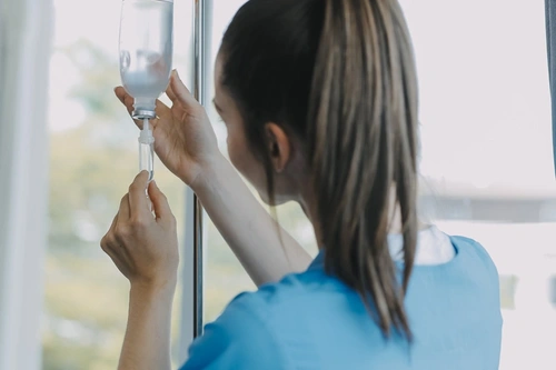 медсестра готовит процедуру прокапывания от похмелья